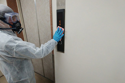 エレベーター除菌消毒作業