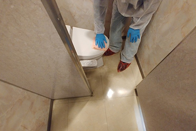 トイレ除菌消毒作業