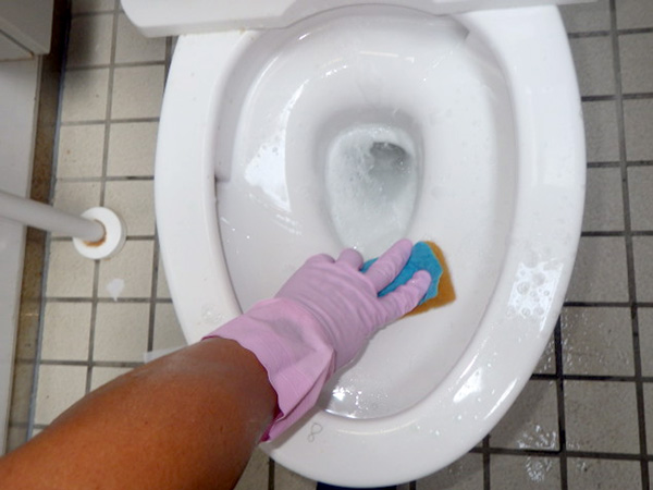 トイレ清掃・尿石除去の写真